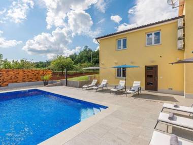 House with private pool for 10 people surrounded by vineyard in a quiet location