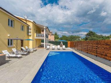 House with private pool for 10 people surrounded by vineyard in a quiet location