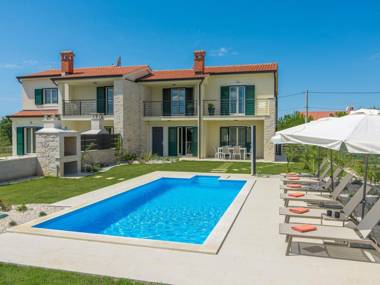 Villa with private pool in a quiet location with garden and grill