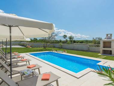 Villa with private pool in a quiet location with garden and grill