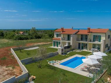 Villa with private pool in a quiet location with garden and grill