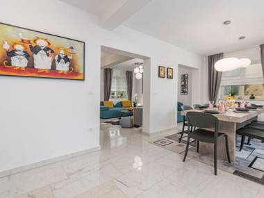 Villa with private pool in a quiet location with garden and grill