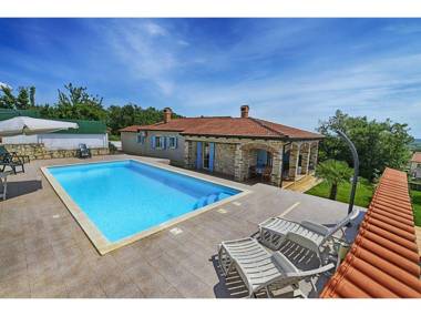 Authentic holiday home with private pool and covered terrace !