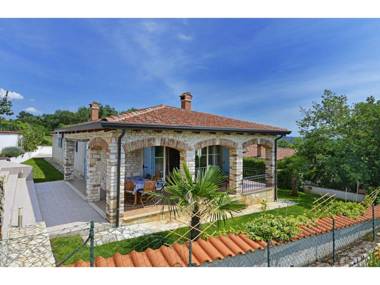 Authentic holiday home with private pool and covered terrace !