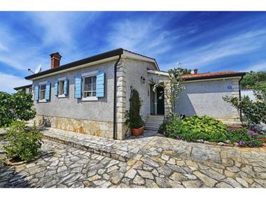 Authentic holiday home with private pool and covered terrace !