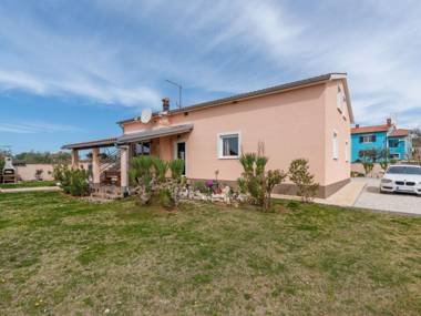 Beautiful villa for up to 12 persons with private pool and garden