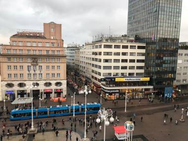 Main Square Oval Apartment