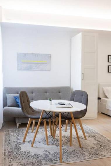 150sqm Main Square Apt!-4 Units-Great for Groups!