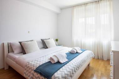 Spacious 2BDR Apartment with a Cute Balcony