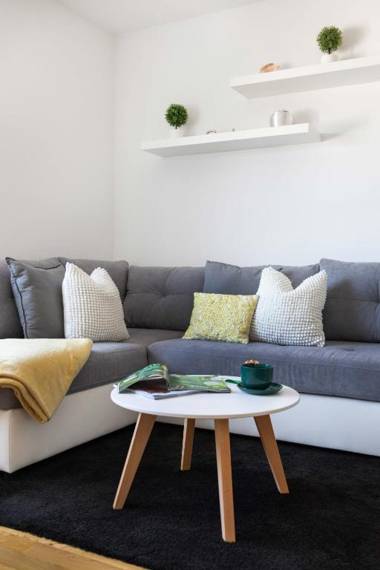 Spacious 2BDR Apartment with a Cute Balcony