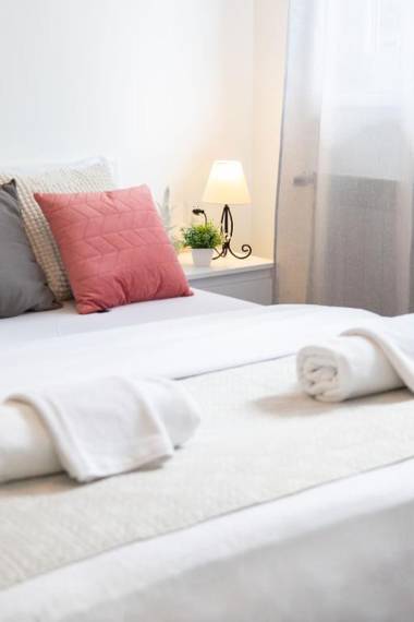 Sunny 2BDR Apartment with a Balcony