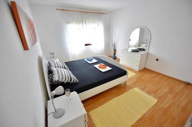 Crowonder Lucky Holiday House with pool near beach in Diklo