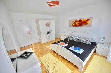 Crowonder Lucky Holiday House with pool near beach in Diklo