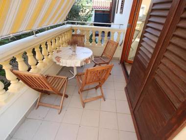 Family ground floor apartment close to the beach