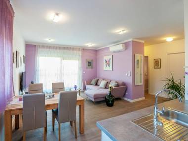 Modern newly built apartment geat location private parking space free wi fi