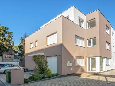 Modern newly built apartment geat location private parking space free wi fi