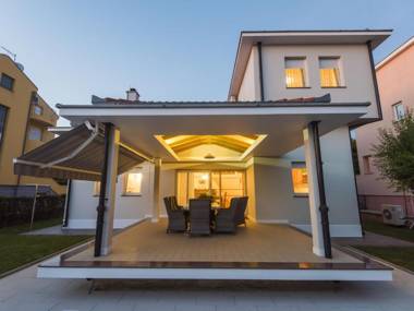 Gorgeous Seaside Villa in Zadar with Swimming Pool