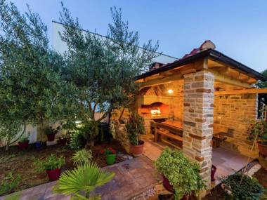 New Luxury Apartment in a quiet area with private covered terrace BBQ