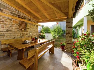 New Luxury Apartment in a quiet area with private covered terrace BBQ