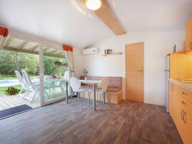 Modern chalet with 2 bathrooms and a veranda 4km from Vrsar