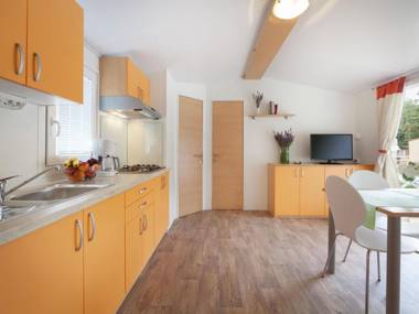 Modern chalet with 2 bathrooms and a veranda 4km from Vrsar