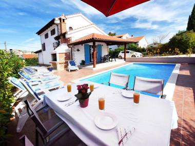 Nice holiday house with private pool and  roofed terrace !