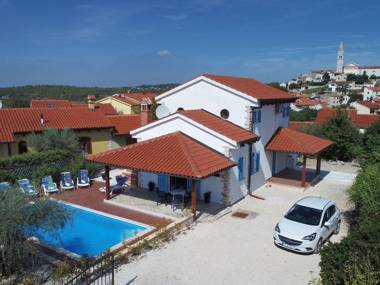 Nice holiday house with private pool and roofed terrace !