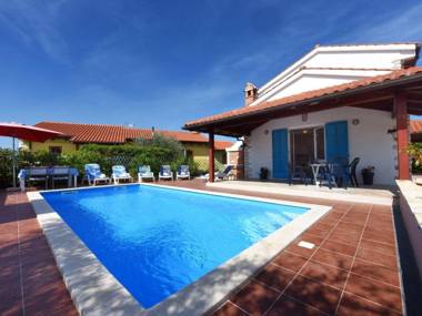 Nice holiday house with private pool and roofed terrace !