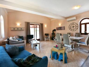 Nice holiday house with private pool and  roofed terrace !