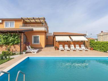 Apartment for two to four people with shared pool and courtyard
