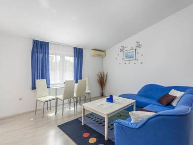 Apartment for two to four people with shared pool and courtyard