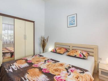 Apartment for two to four people with shared pool and courtyard