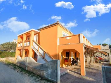 Simplistic Apartment in Vir with Garden