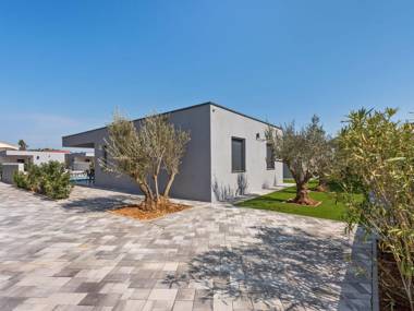 Lavish Holiday Home in Vir with Whirlpool