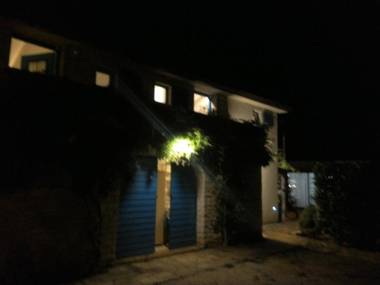 House Ivas with garden