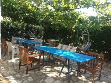 House Ivas with garden