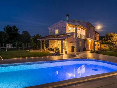 Top-class holiday house with private pool and whirlpool only 1 km from the sea