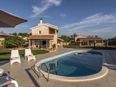 Top-class holiday house with private pool and whirlpool only 1 km from the sea