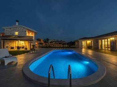 Top-class holiday house with private pool and whirlpool only 1 km from the sea