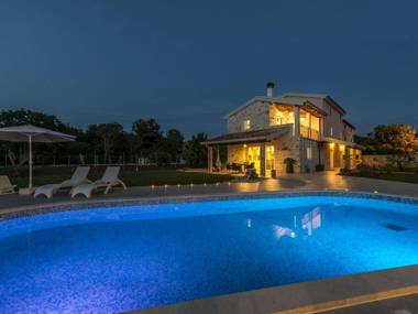 Top-class holiday house with private pool and whirlpool only 1 km from the sea