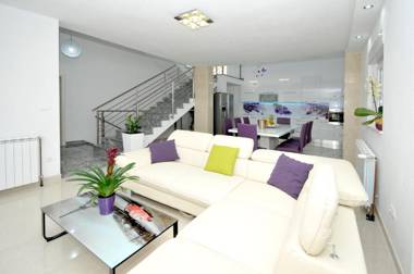 Brand new luxury villaRoof pool Avbl in season