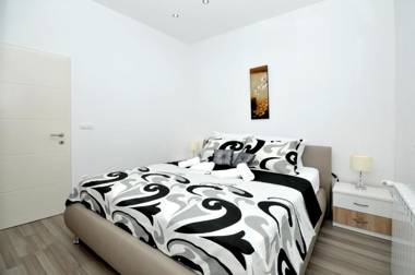 Brand new luxury villaRoof pool Avbl in season