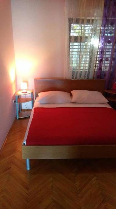 Apts Vini - by the sea & parking