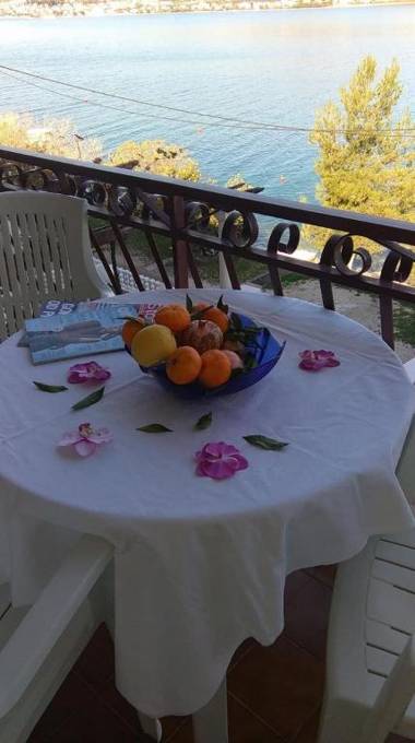 Apts Vini - by the sea & parking