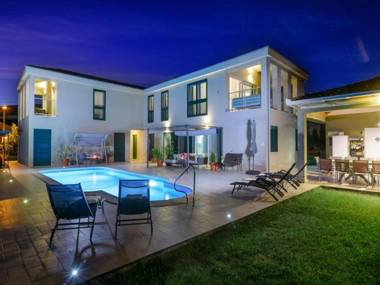 Villa Marta Luxury House with Heated Pool