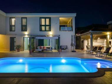 Villa Marta Luxury House with Heated Pool