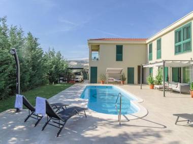 Villa Marta Luxury House with Heated Pool