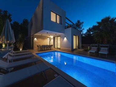 Luxury Beachfront Villa Trogir 2 with private pool jacuzzi and gym at the beach on Ciovo - Okrug Gornji