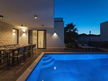 Luxury Beachfront Villa Trogir 2 with private pool jacuzzi and gym at the beach on Ciovo - Okrug Gornji