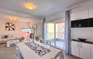 Luxury Apartment Black&White with Pool